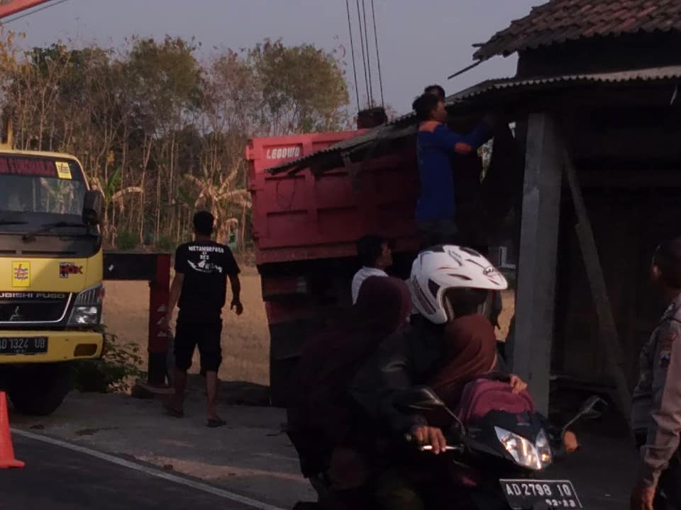  Dump  Truck  Terjatuh Masuk Ke Saluran Air Di Cawas Klaten  