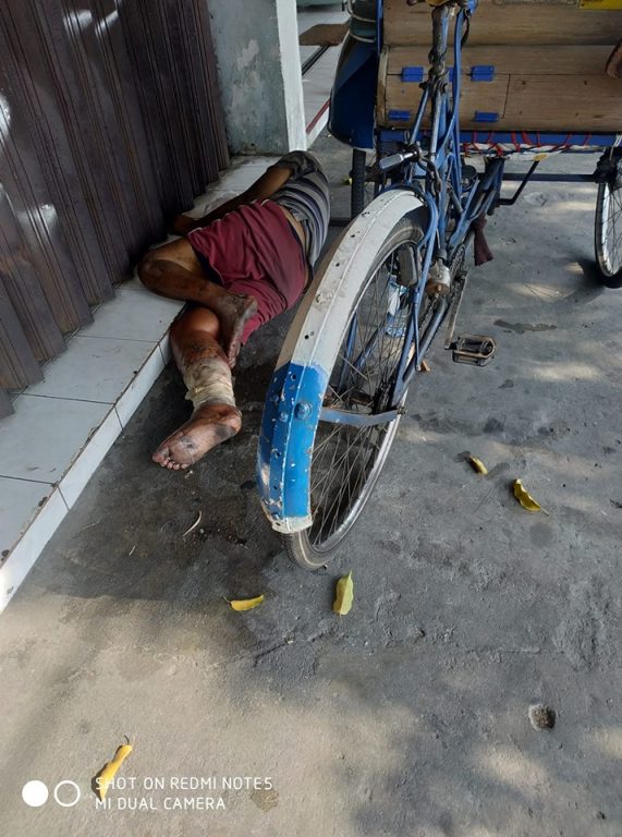 Seorang Bapak Terlantar Di Jalan Brigjend Katamso 