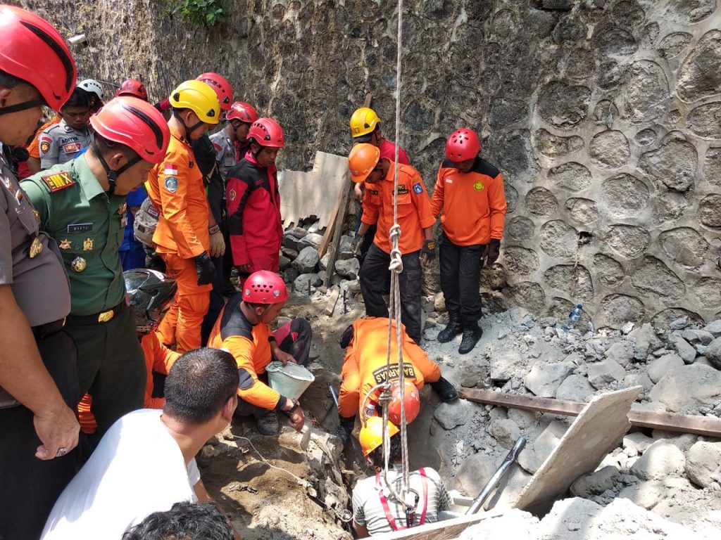 BASARNAS Yogyakarta Berhasil Mengevakuasi 2 Pekerja Yang Tertimbun Talud