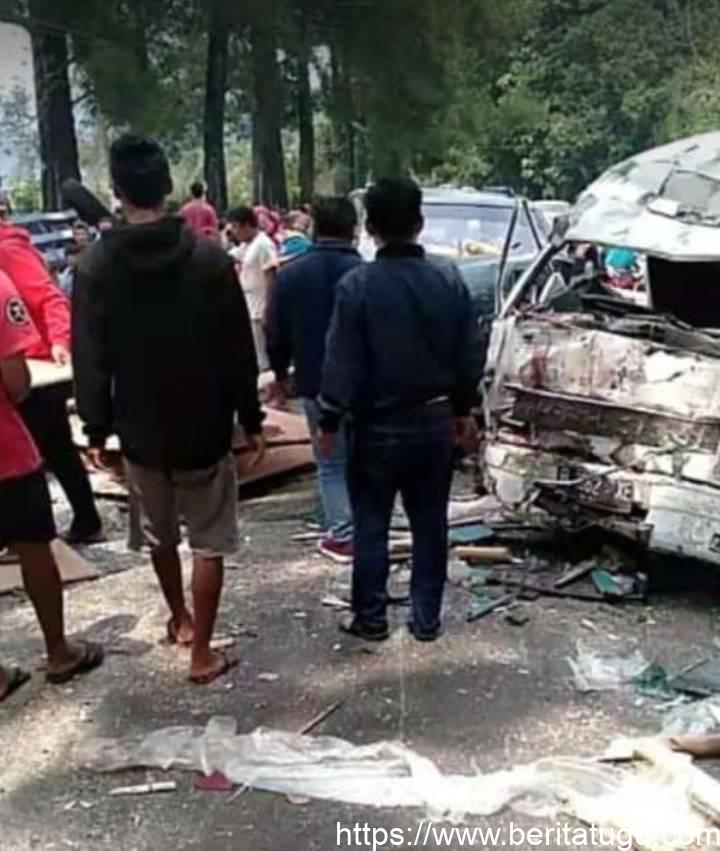 Akibat Rem Blong Sebuah Truk Tronton Tabrak beberapa Mobil Dan Motor Di Rujak Asem Temanggung