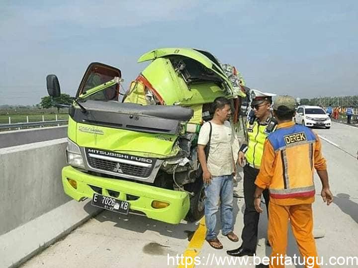 Diduga Sopir mengantuk sebuah Minibus Elf  Menabrak 