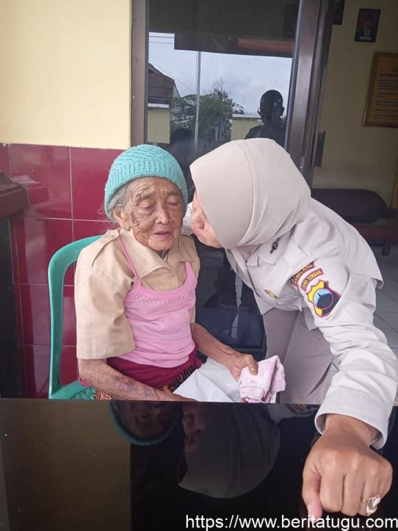Seorang Nenek Terlantar Dan Di Usingkan Di Polsek Tempuran Jawa Tengah