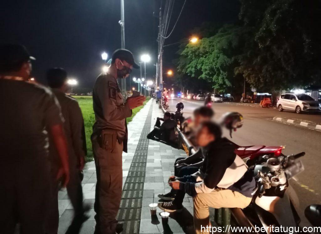 Dalam rangka memutus mata rantai penyebaran covid-19, SatpolPP Jogja melakukan patroli pembatasan jarak fisik di Kota Yogyakarta