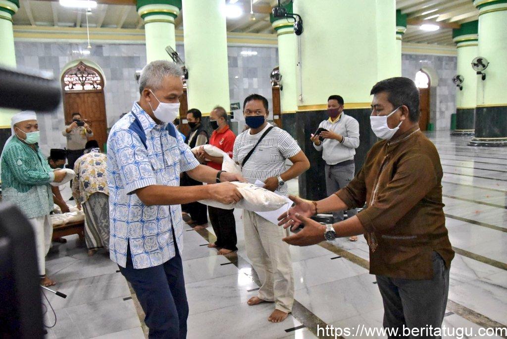 Pemprov Jateng salurkan ratusan bantuan ke Jemaah Masjid Agung Semarang untuk membantu warga yang terdampak Covid-19.