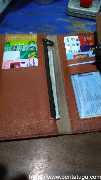 Penemuan dompet warna coklat berisi kartu-kartu penting di depan area parkir resmi rsu PKU Bantul