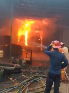 Terjadi Kebakaran Besar Pabrik Triplek di Daerah Malang Caturharjo Kabupaten Sleman