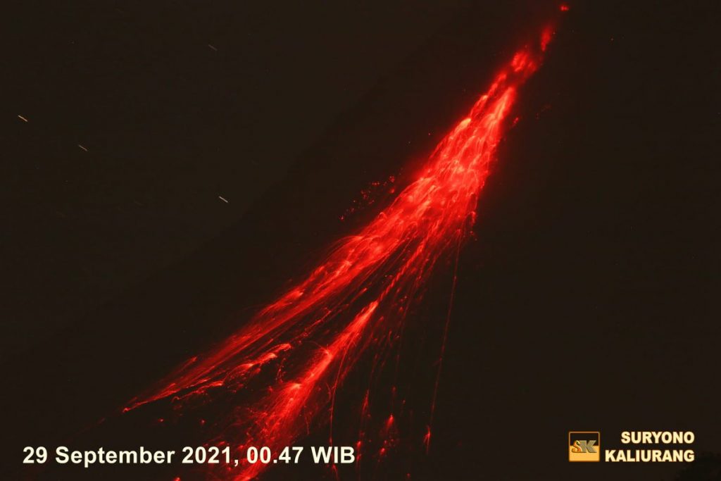 Merapi Kembali Meluncurkan Lava Pijar dari Kubah Lava Barat pada Malam Selasa, 28 September 2021